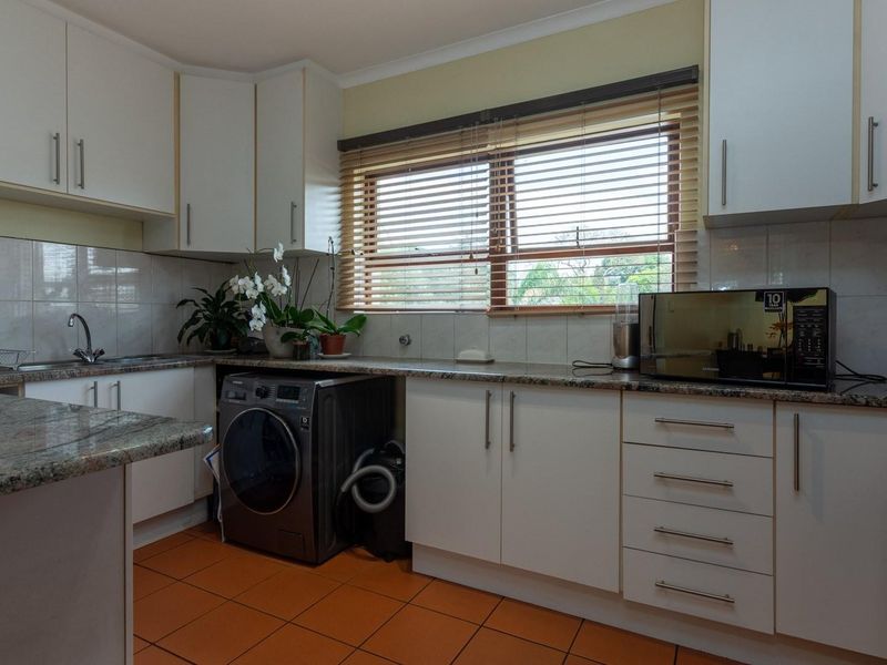 Sunny and Secure 3 Bed, 2 Bath,Top floor apartment with oversized balcony! - Photo 8