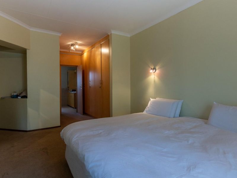 Sunny and Secure 3 Bed, 2 Bath,Top floor apartment with oversized balcony! - Photo 10