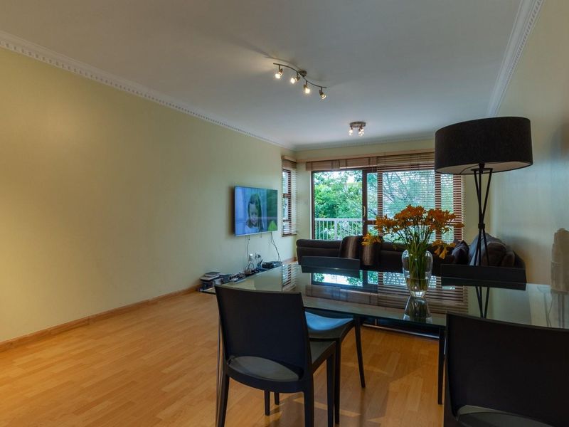 Sunny and Secure 3 Bed, 2 Bath,Top floor apartment with oversized balcony! - Photo 7