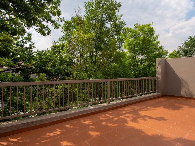Sunny and Secure 3 Bed, 2 Bath,Top floor apartment with oversized balcony! - Photo 6