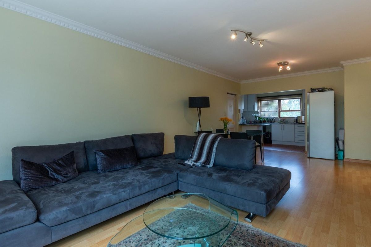 Sunny and Secure 3 Bed, 2 Bath,Top floor apartment with oversized balcony! - Photo 3