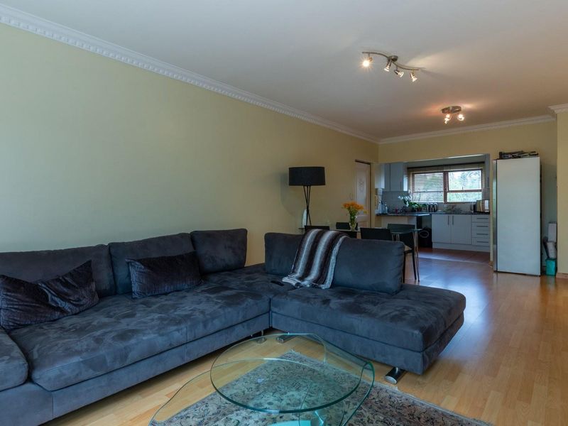 Sunny and Secure 3 Bed, 2 Bath,Top floor apartment with oversized balcony! - Photo 3