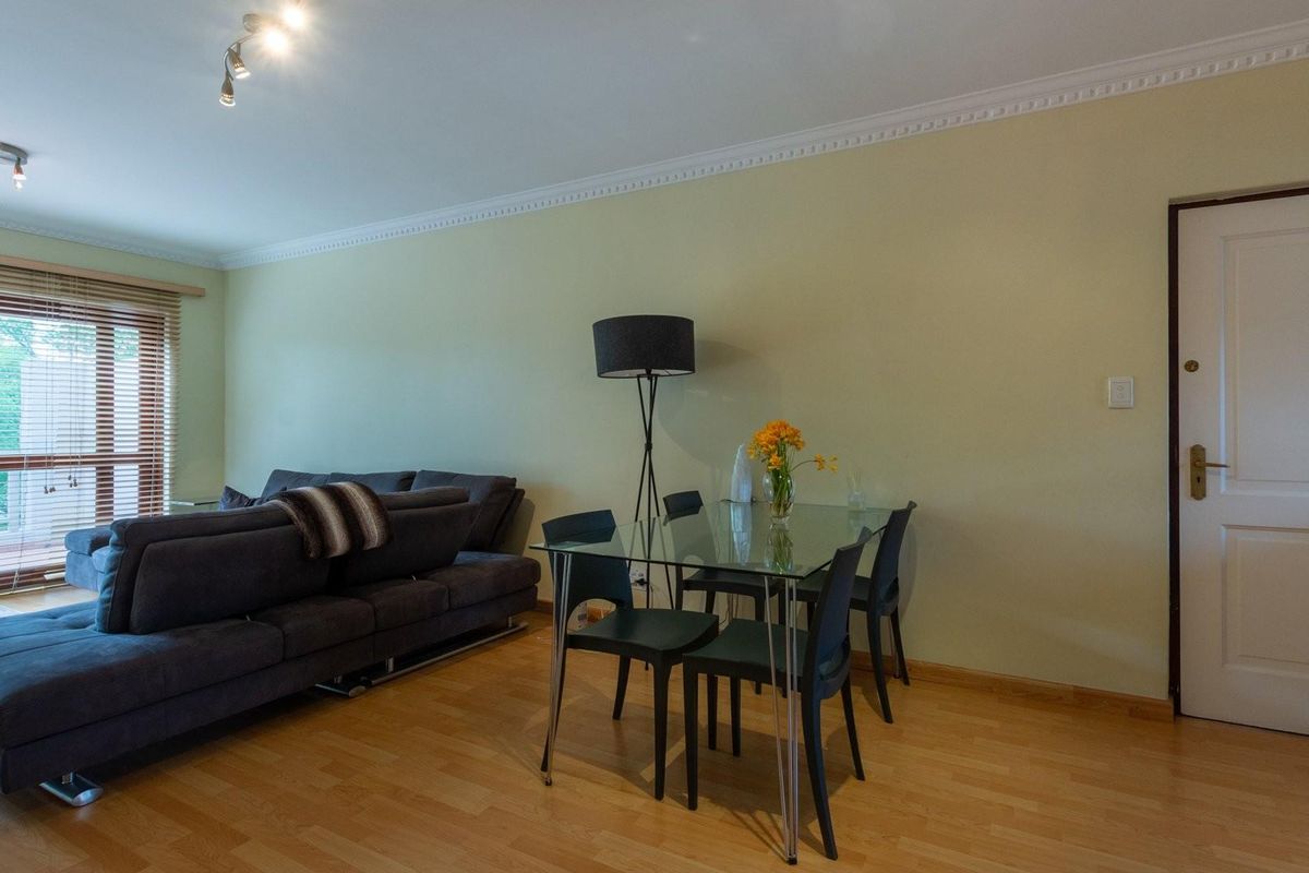 Sunny and Secure 3 Bed, 2 Bath,Top floor apartment with oversized balcony! - Photo 4