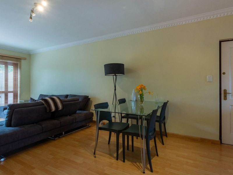 Sunny and Secure 3 Bed, 2 Bath,Top floor apartment with oversized balcony! - Photo 4