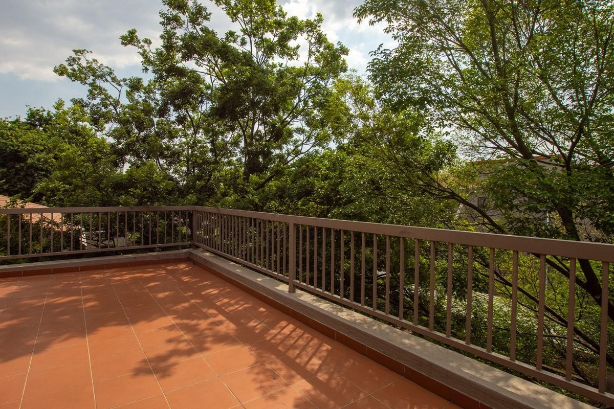 Sunny and Secure 3 Bed, 2 Bath,Top floor apartment with oversized balcony! - Photo 5