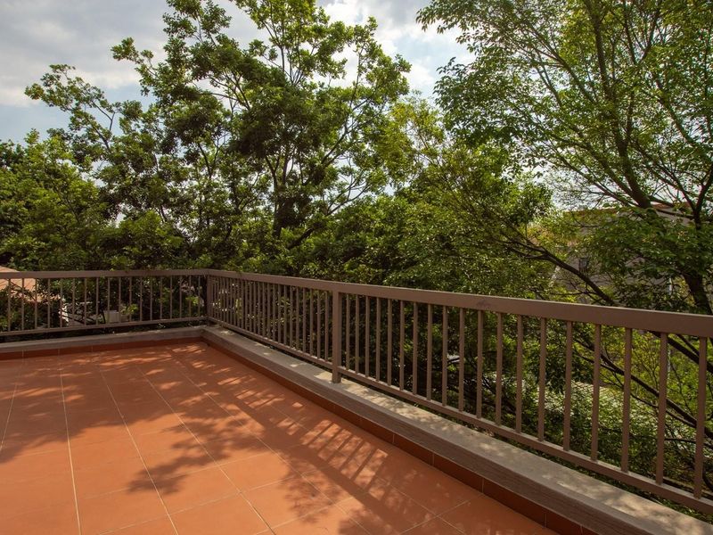 Sunny and Secure 3 Bed, 2 Bath,Top floor apartment with oversized balcony! - Photo 5