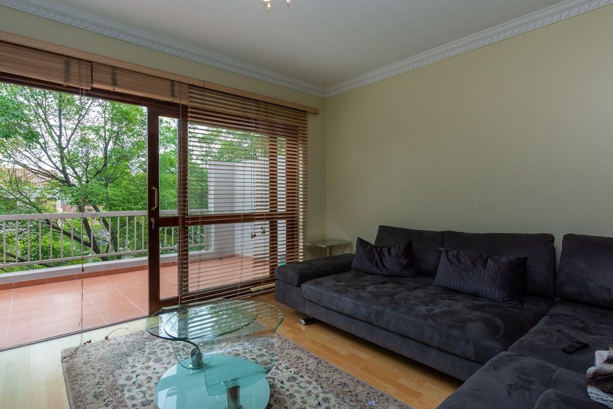Sunny and Secure 3 Bed, 2 Bath,Top floor apartment with oversized balcony! - Photo 2