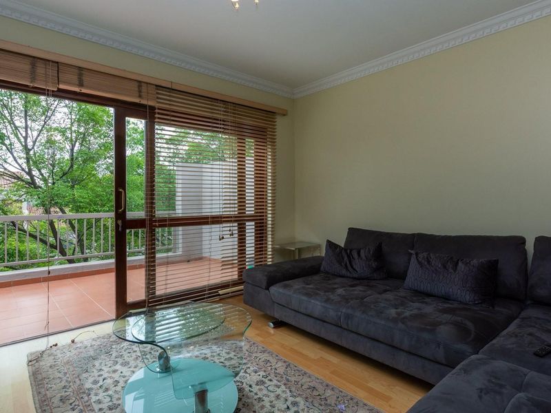 Sunny and Secure 3 Bed, 2 Bath,Top floor apartment with oversized balcony! - Photo 2