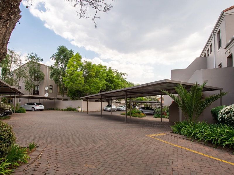 Sunny and Secure 3 Bed, 2 Bath,Top floor apartment with oversized balcony! - Photo 1