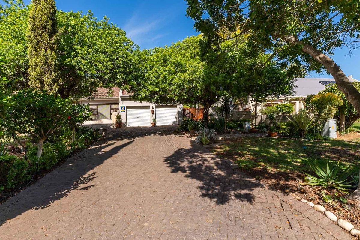 Charming, Well-Maintained Family Home in the Sought-After Avenues of Robertson - Photo 2