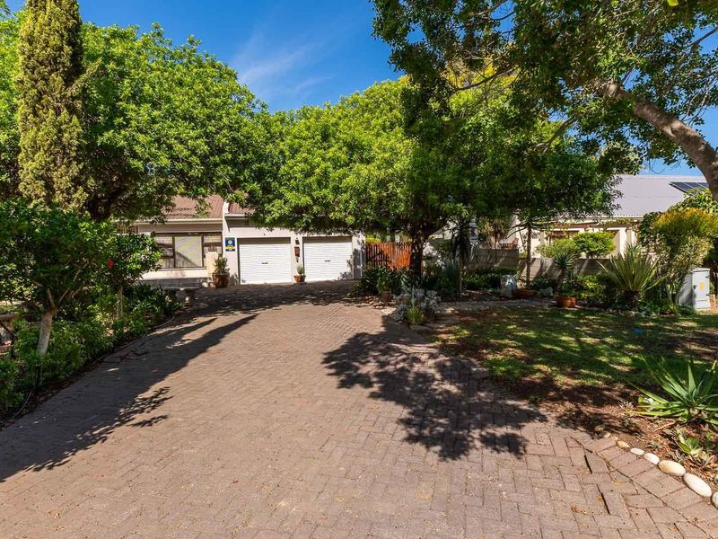 Charming, Well-Maintained Family Home in the Sought-After Avenues of Robertson - Photo 2