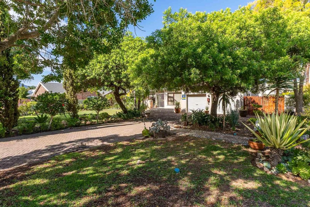 Charming, Well-Maintained Family Home in the Sought-After Avenues of Robertson - Photo 3