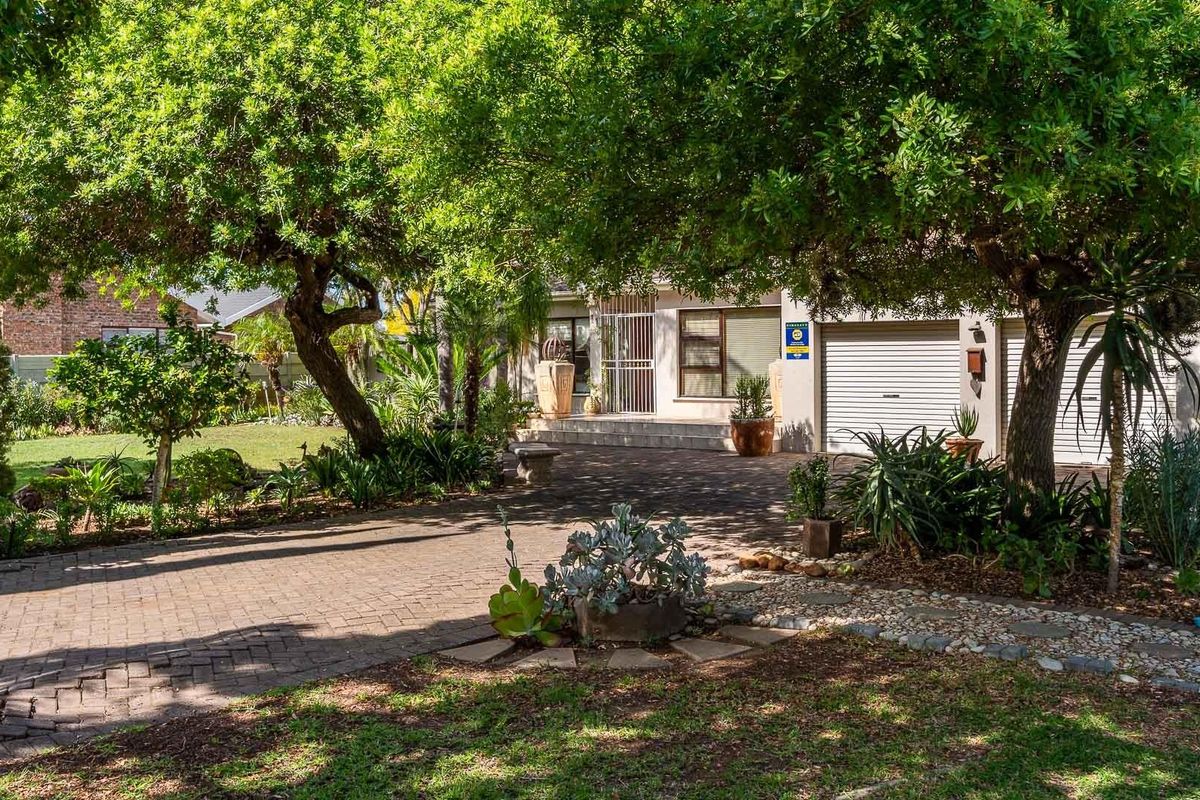 Charming, Well-Maintained Family Home in the Sought-After Avenues of Robertson - Photo 4