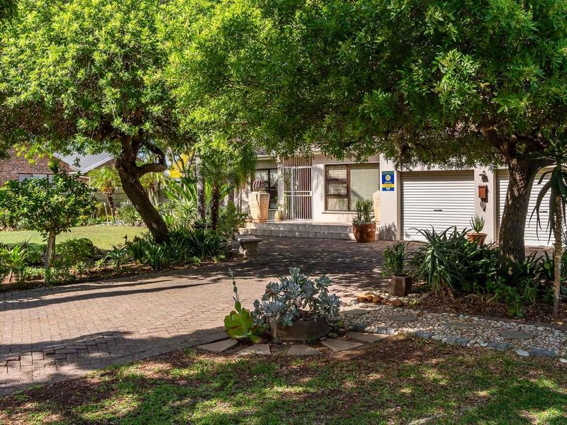 Charming, Well-Maintained Family Home in the Sought-After Avenues of Robertson - Photo 4