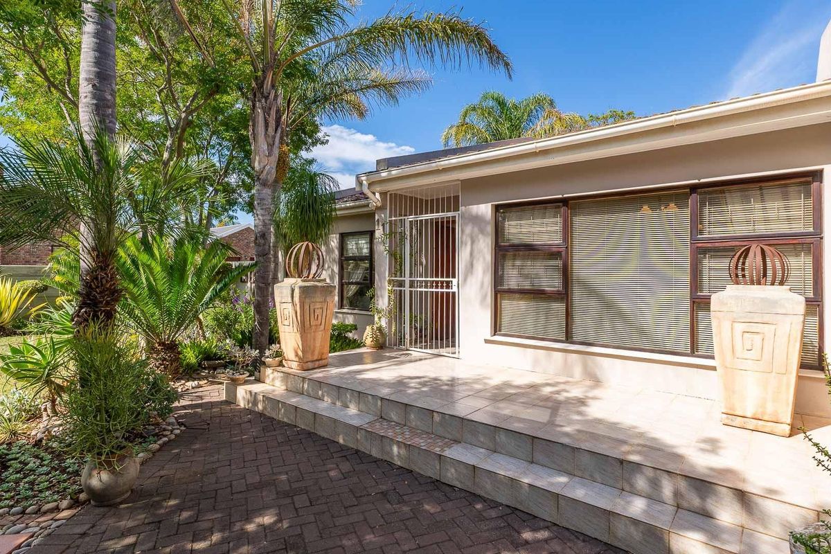 Charming, Well-Maintained Family Home in the Sought-After Avenues of Robertson - Photo 5