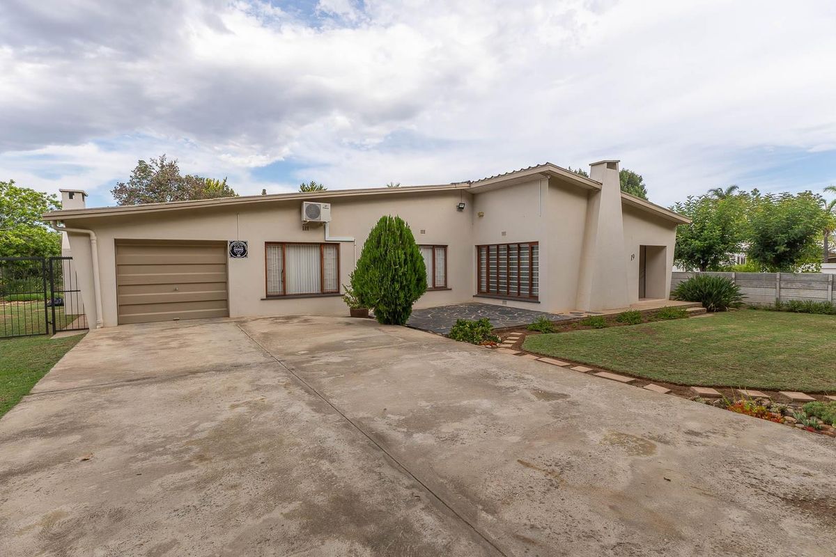 LOCATION!... LOCATION!... LOCATION! - Photo 2