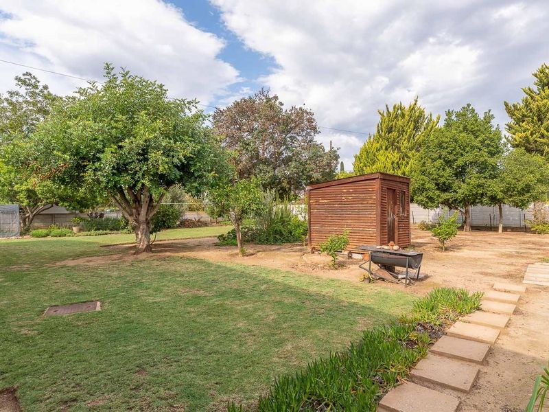 LOCATION!... LOCATION!... LOCATION! - Photo 6