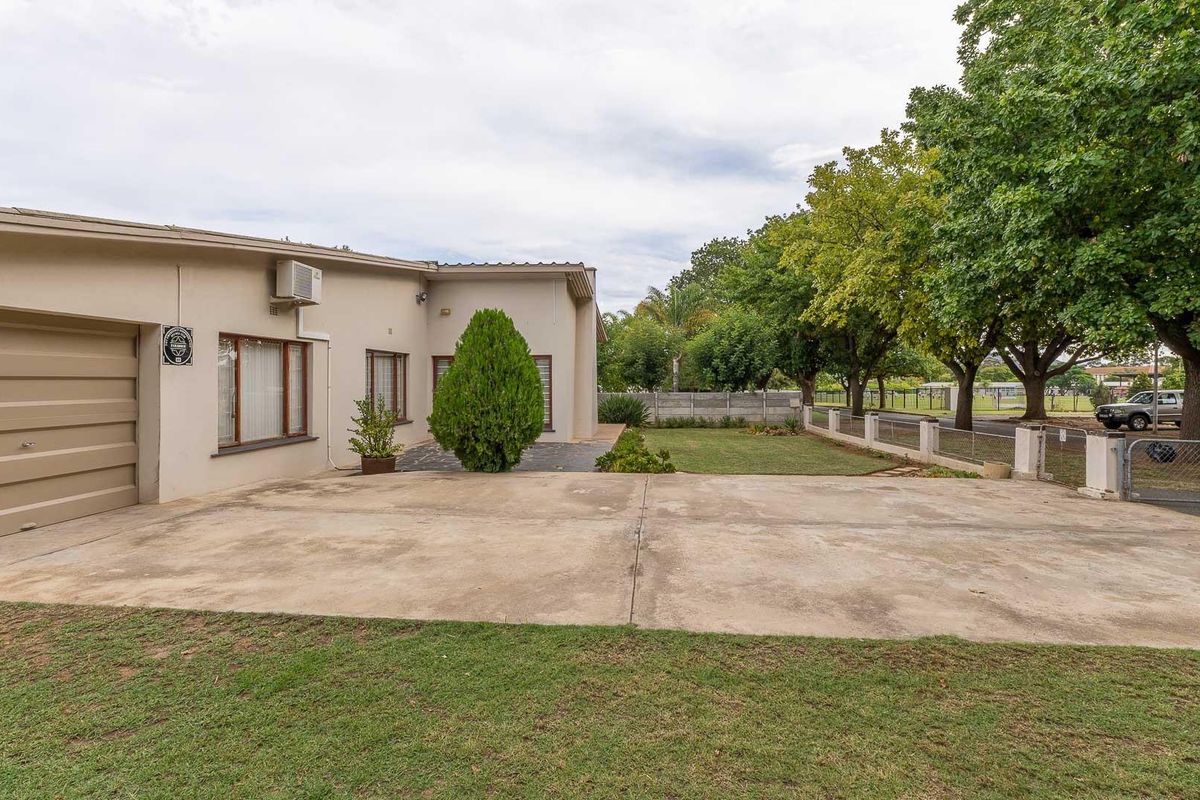 LOCATION!... LOCATION!... LOCATION! - Photo 3