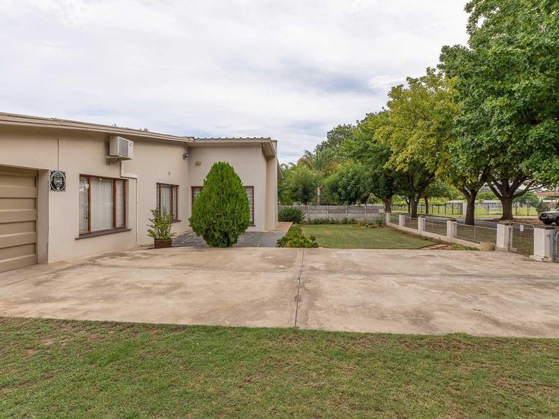 LOCATION!... LOCATION!... LOCATION! - Photo 3