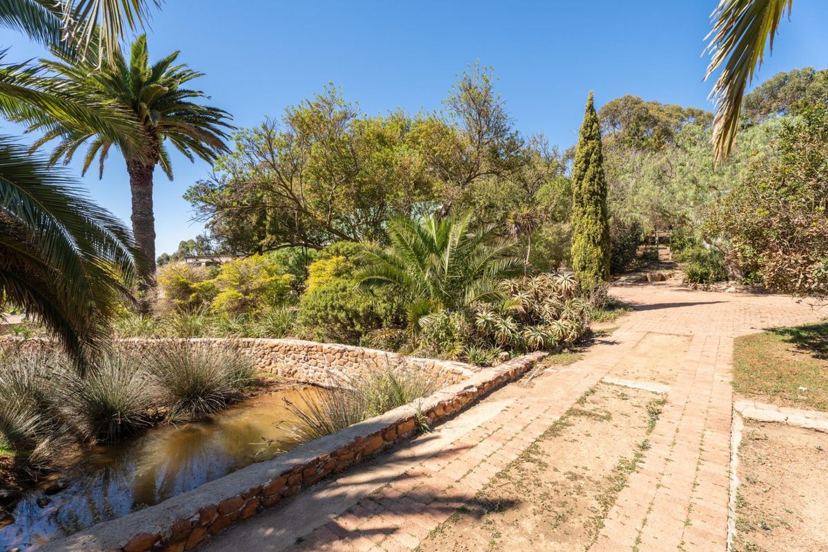 Historic Mill House for Sale in Napier with second cottage and double garaging R3,5m - Photo 4