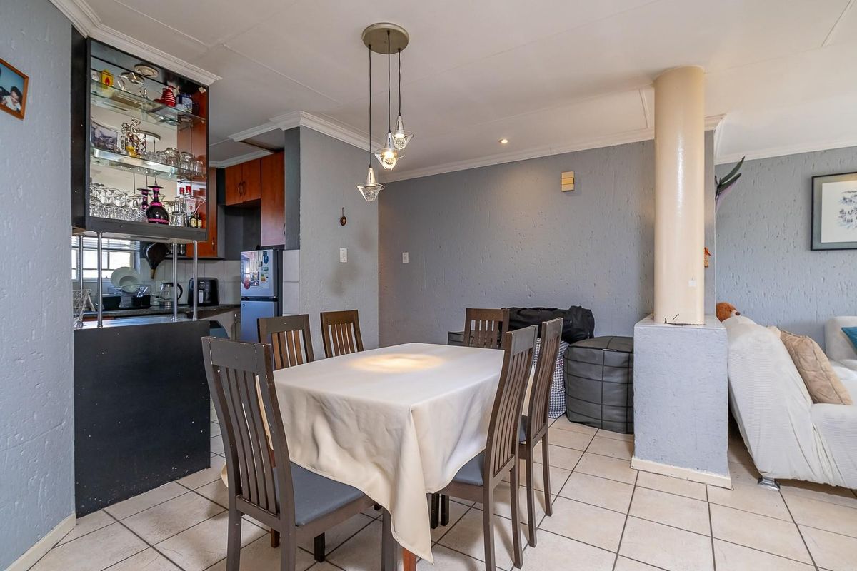 Value-Driven Opportunity: 3-Bedroom Apartment with Massive Potential - Photo 3