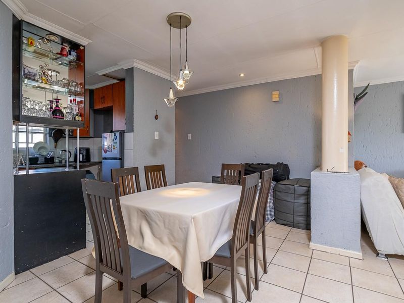 Value-Driven Opportunity: 3-Bedroom Apartment with Massive Potential - Photo 3