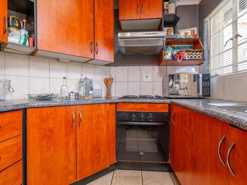 Value-Driven Opportunity: 3-Bedroom Apartment with Massive Potential - Photo 8