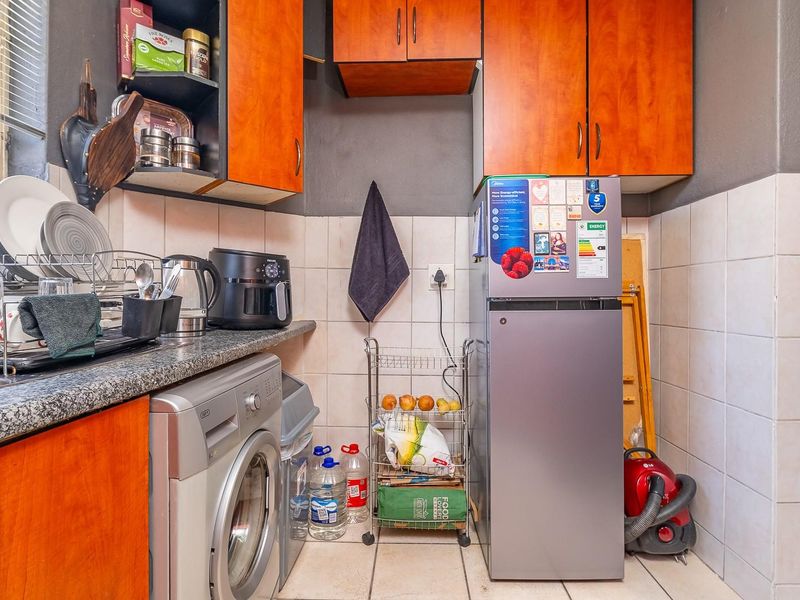 Value-Driven Opportunity: 3-Bedroom Apartment with Massive Potential - Photo 9