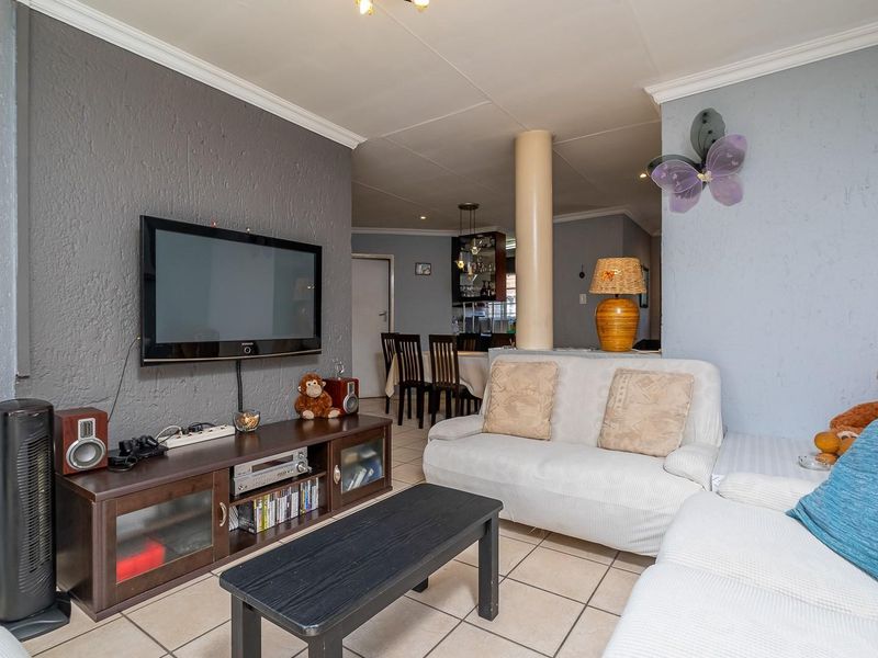 Value-Driven Opportunity: 3-Bedroom Apartment with Massive Potential - Photo 6