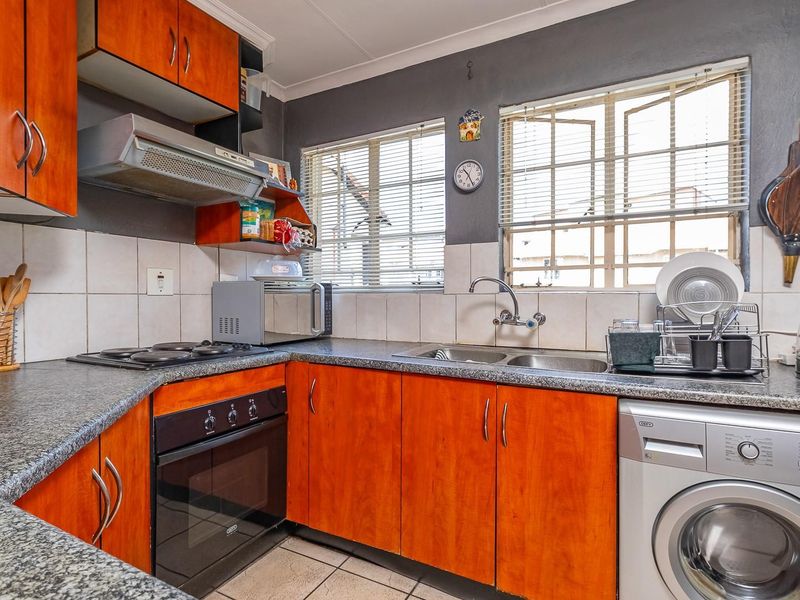 Value-Driven Opportunity: 3-Bedroom Apartment with Massive Potential - Photo 7