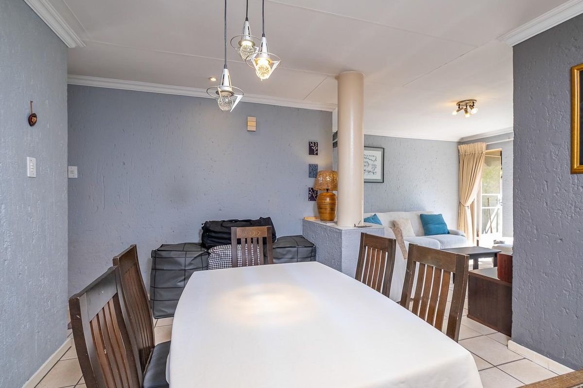 Value-Driven Opportunity: 3-Bedroom Apartment with Massive Potential - Photo 4