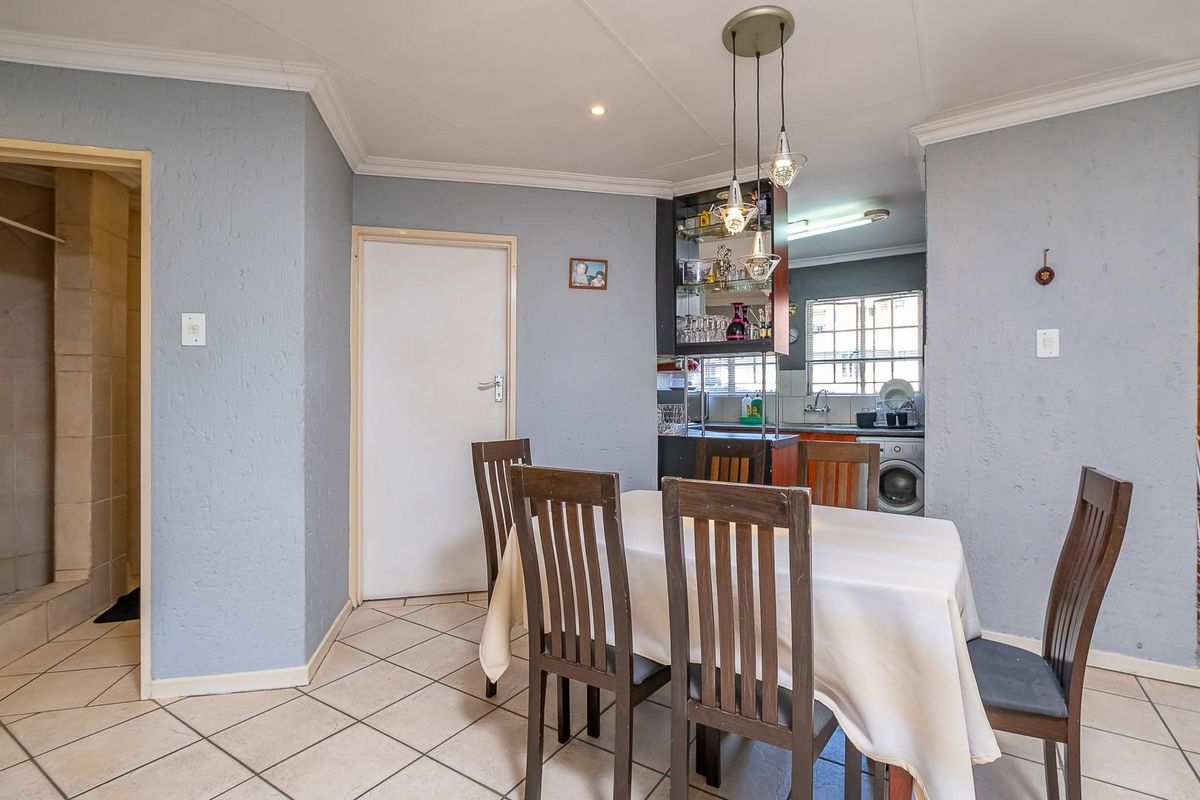 Value-Driven Opportunity: 3-Bedroom Apartment with Massive Potential - Photo 2