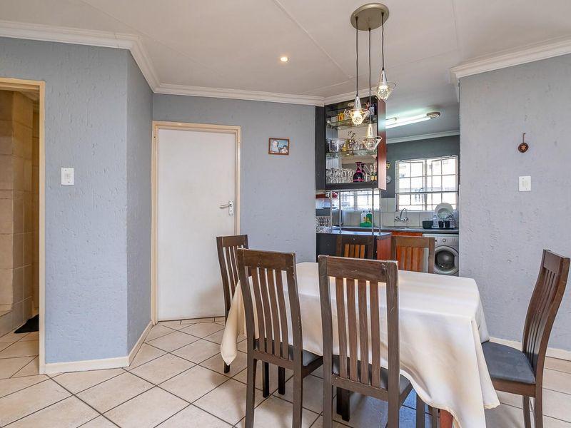 Value-Driven Opportunity: 3-Bedroom Apartment with Massive Potential - Photo 2