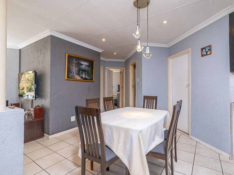 Value-Driven Opportunity: 3-Bedroom Apartment with Massive Potential - Photo 1