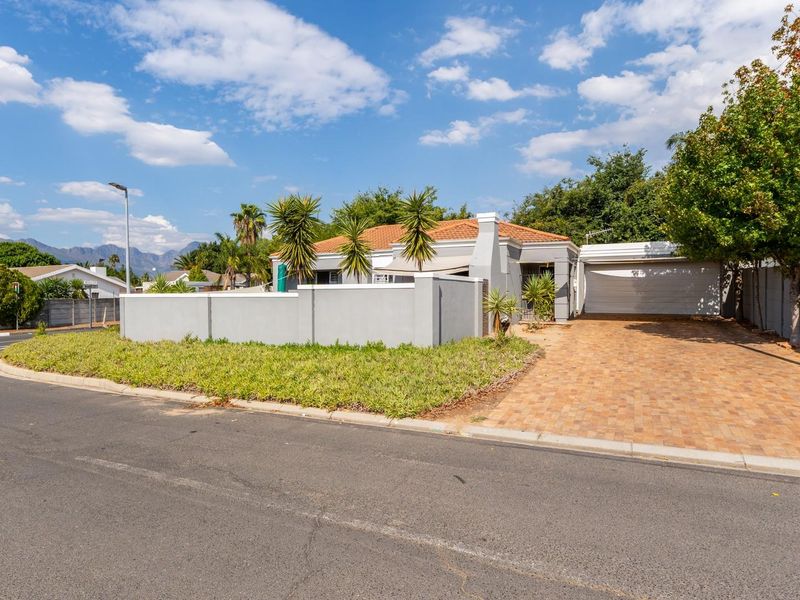 Three Bedroom House For Sale in Northern Paarl - Photo 1
