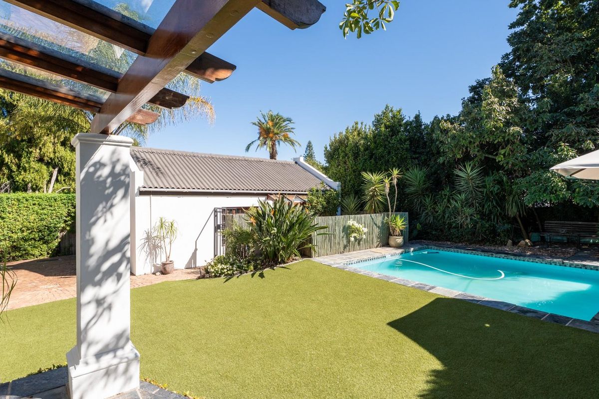 Exceptional Onder-Papegaaiberg Home with Modern Extras - Photo 4