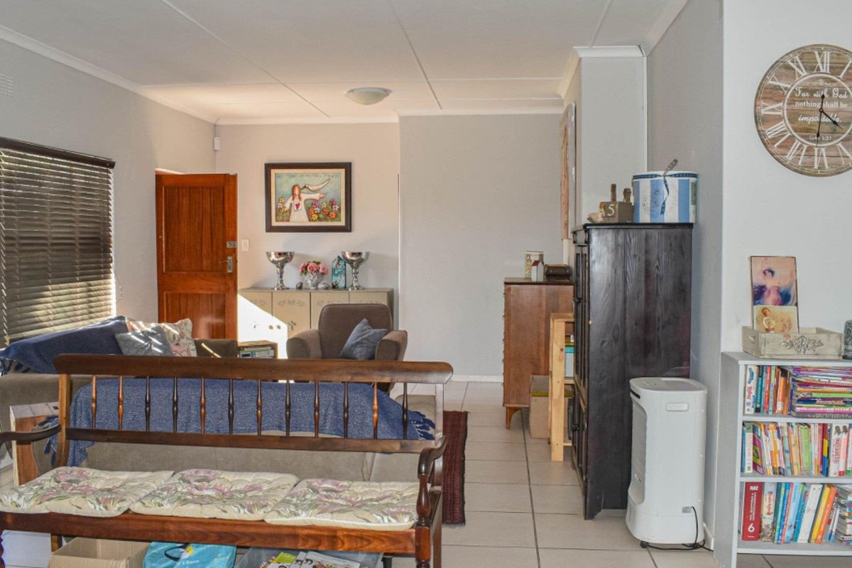 Your Dream Home Awaits in Hospital Hill, Beaufort West! - Photo 4