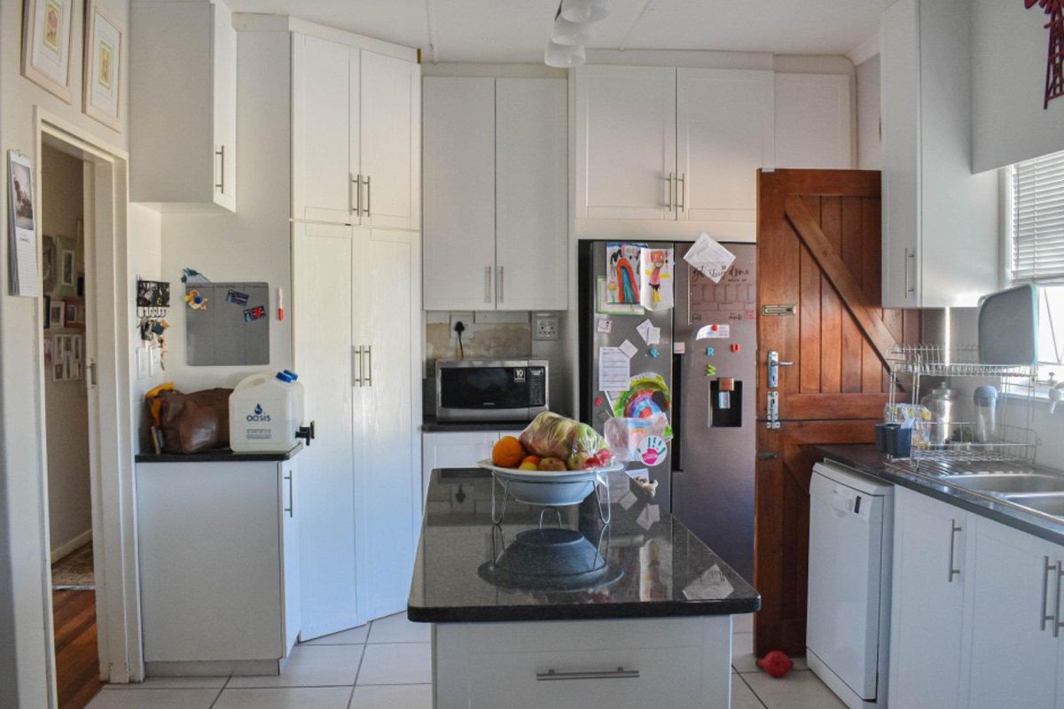 Your Dream Home Awaits in Hospital Hill, Beaufort West! - Photo 5