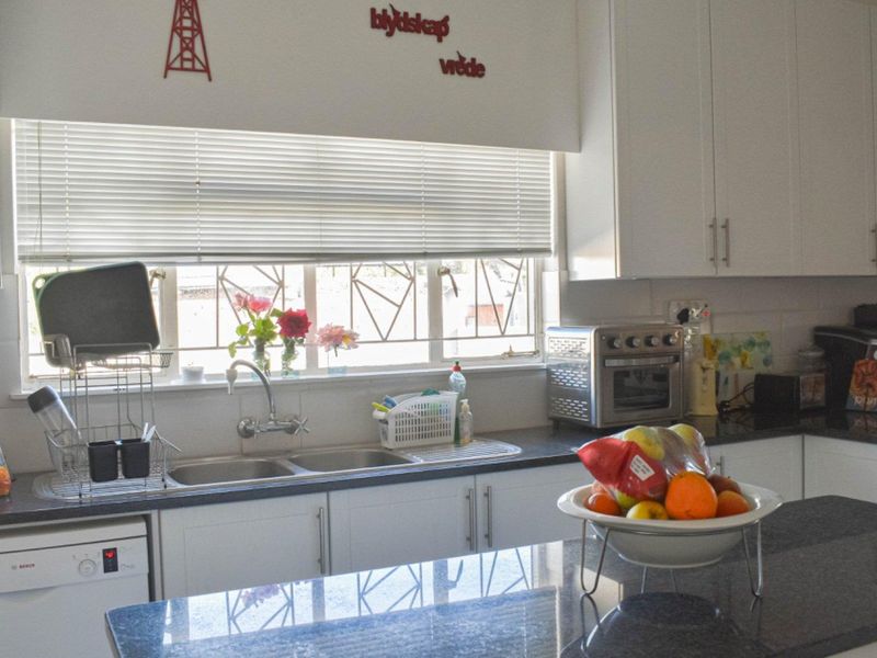 Your Dream Home Awaits in Hospital Hill, Beaufort West! - Photo 8