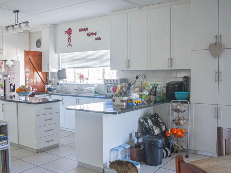 Your Dream Home Awaits in Hospital Hill, Beaufort West! - Photo 7