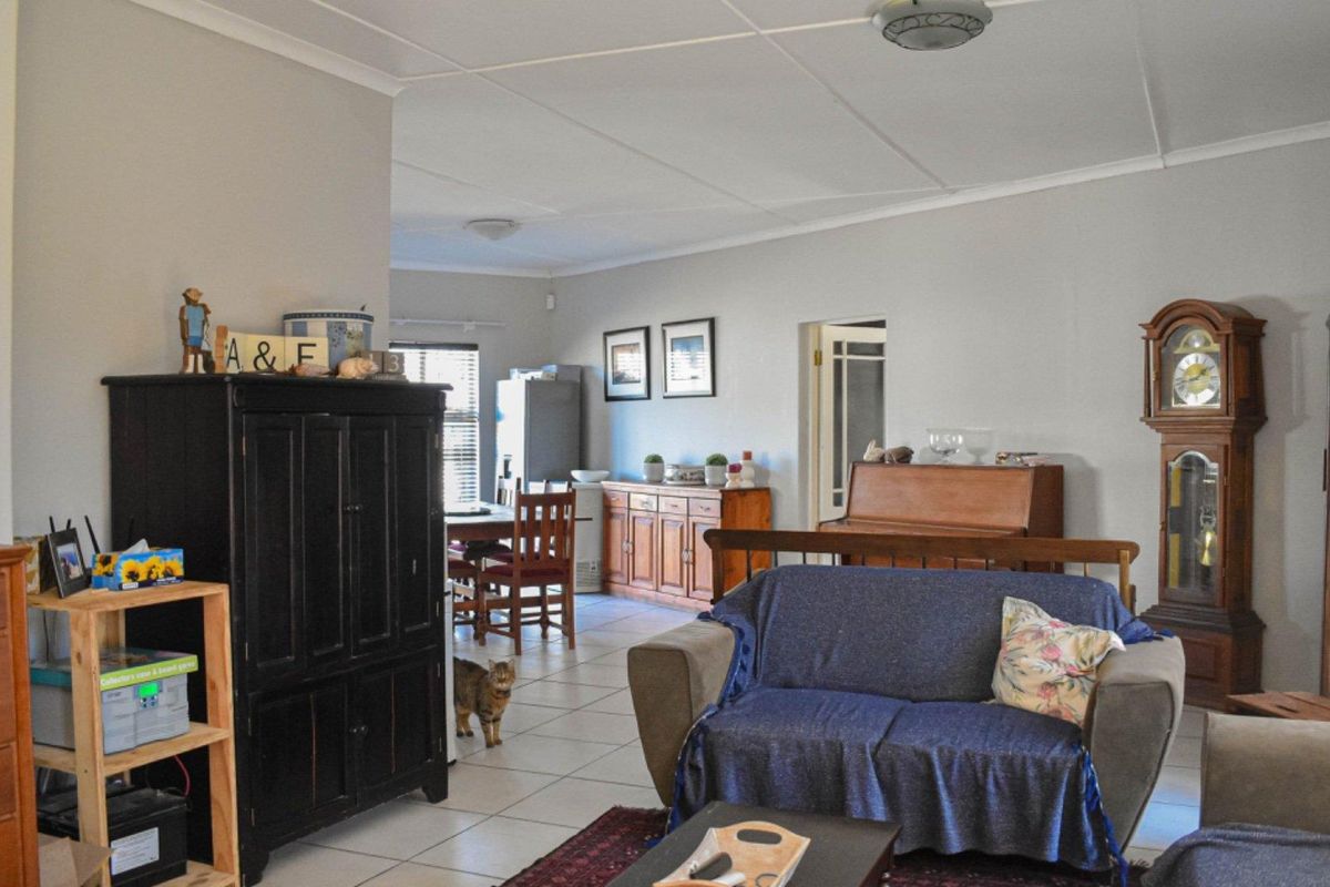 Your Dream Home Awaits in Hospital Hill, Beaufort West! - Photo 2