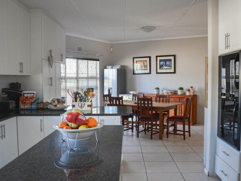 Your Dream Home Awaits in Hospital Hill, Beaufort West! - Photo 6
