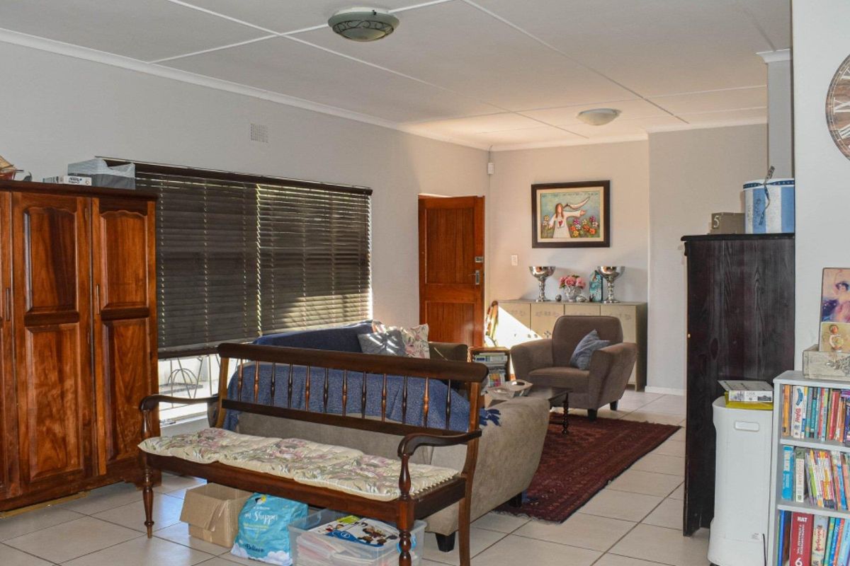 Your Dream Home Awaits in Hospital Hill, Beaufort West! - Photo 3