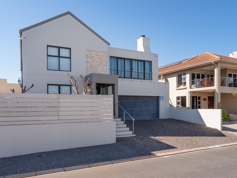 Versatile 5-Bedroom Home in Sought-After Calypso Beach - Ideal for Family Living or Income Generatio - Photo 1