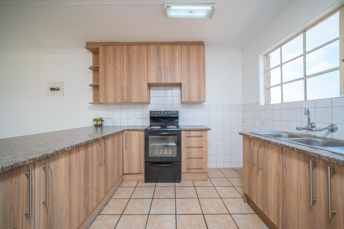 1 Bedroom 1 Full Bathroom 1 Lock-Up Garage Apartment for Sale in Zwartkop - Photo 2