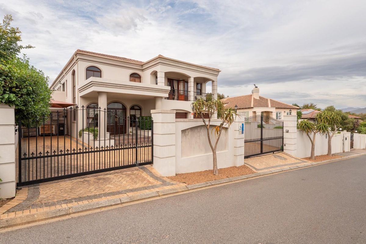 GOLDEN HILL | FAMILY HOME with FALSE BAY VIEWS, SOLAR and MODERN EFFICIENCY FEATURES - Photo 3