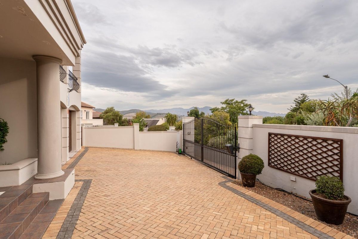 GOLDEN HILL | FAMILY HOME with FALSE BAY VIEWS, SOLAR and MODERN EFFICIENCY FEATURES - Photo 5