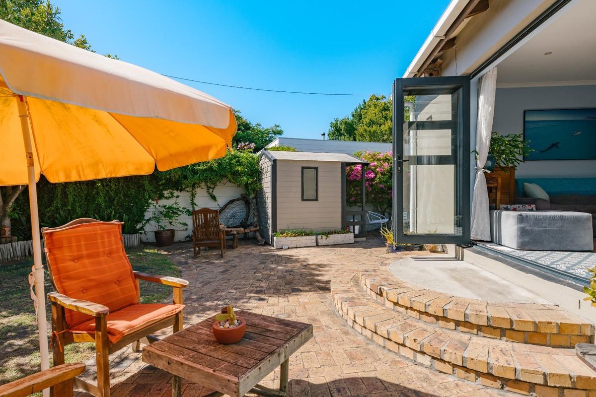 Charming three bedroom family home in popular Diep River - Photo 3