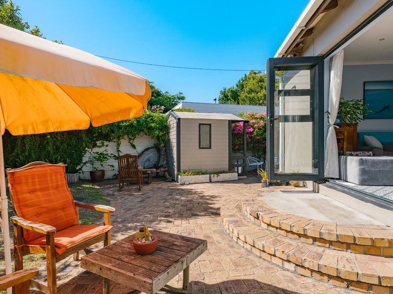 Charming three bedroom family home in popular Diep River - Photo 3