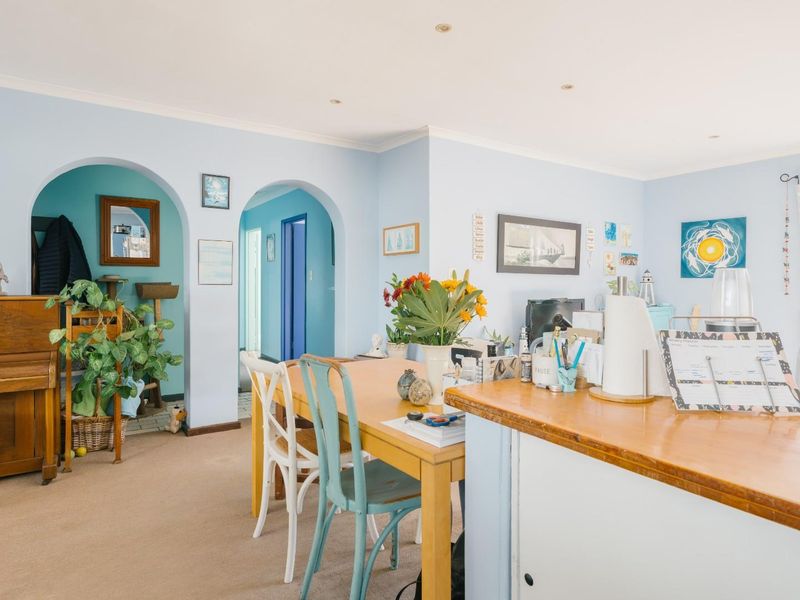 Charming three bedroom family home in popular Diep River - Photo 10